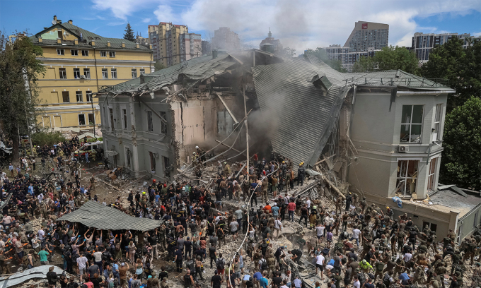 Khu nhà bị hư hại sau khi tên lửa rơi trúng bệnh viện nhi Okhmatdyt ở Kiev, Ukraine ngày 8/7. Ảnh: Reuters