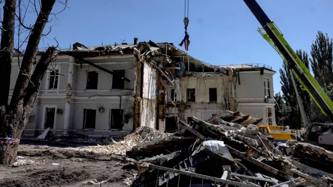Khu nhà bị hư hại sau khi tên lửa rơi trúng bệnh viện nhi Okhmatdyt ở Kiev, Ukraine ngày 8/7. Ảnh: Reuters