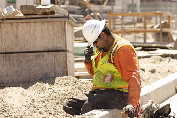 Công nhân làm việc ngoài trời dưới nắng nóng ở California ngày 3/7. Ảnh: AFP