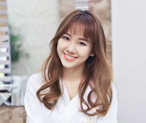 Thời điểm mới hoạt động Vbiz, Hari Won cũng đã gần bước sang độ tuổi 30 nhưng chính phần tóc mái mưa cộng gương mặt sáng đã giúp cô trẻ trung hơn nhiều tuổi thật. 