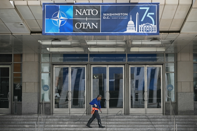 Lao công dọn dẹp bên ngoài tòa nhà sẽ tổ chức hội nghị thượng đỉnh NATO ở Washington, Mỹ ngày 8/7. Ảnh: AFP