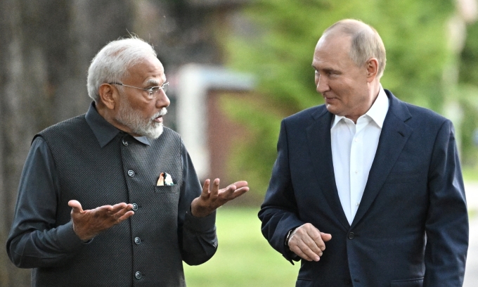Tổng thống Nga Putin (phải) và Thủ tướng Ấn Độ Modi đi dạo trong dinh thự ở Novo-Ogaryovo, ngoại ô Moskva, ngoài 8/7. Ảnh: Reuters