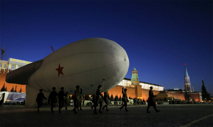 Quân nhân Nga đứng cạnh mô hình khí cầu được dùng để bảo vệ thủ đô Moskva trong Thế chiến II tại Quảng trường Đỏ năm 2015. Ảnh: Reuters