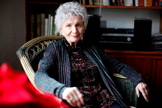 Nhà văn Alice Munro năm 2013. Ảnh: The Canadian Press