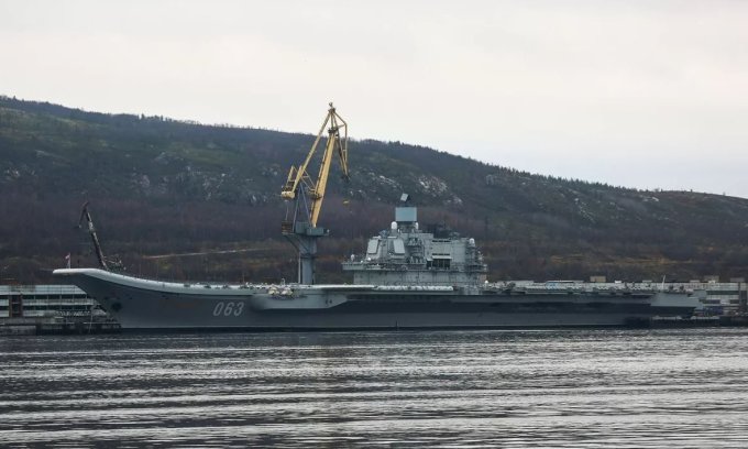 Tàu sân bay Đô đốc Kuznetsov nằm tại nhà máy ở Murmansk hồi năm 2017. Ảnh: RIA Novosti