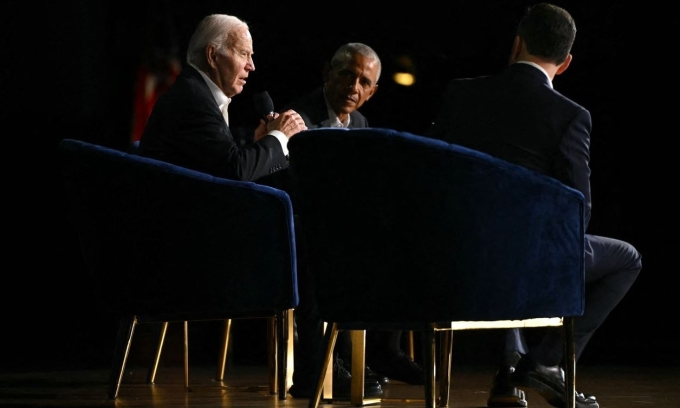 Từ trái sang, Tổng thống Biden, cựu tổng thống Barack Obama và người dẫn chương trình truyền hình Jimmy Kimmel tại một buổi gây quỹ tranh cử hồi tháng 6 ở Los Angeles. Ảnh: AFP