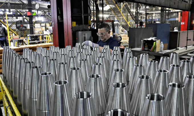 Dây chuyền sản xuất đạn pháo 155 mm tại nhà máy ở bang Pennsylvania, Mỹ hồi tháng 4. Ảnh: AFP