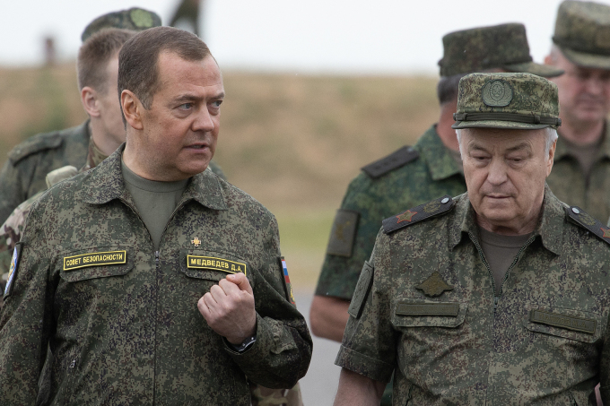 Phó chủ tịch Hội đồng An ninh Dmitry Medvedev (trái) thăm vùng Volgograd, miền nam nước Nga tháng 6/2023. Ảnh: AFP