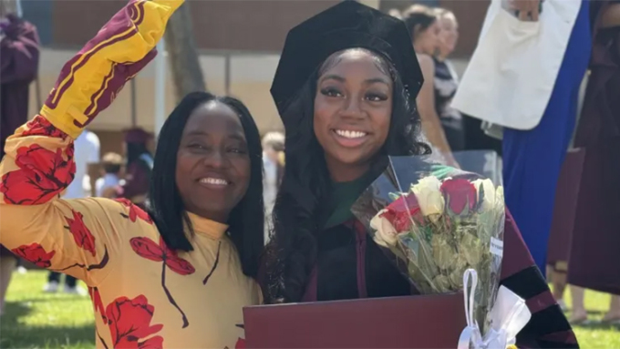 Bà Jimalita Tillman cùng con gái Dorothy Jean lấy bằng Tiến sĩ về sức khỏe hành vi tích hợp tại Đại học bang Arizona trong năm 2023. Ảnh: CNBC