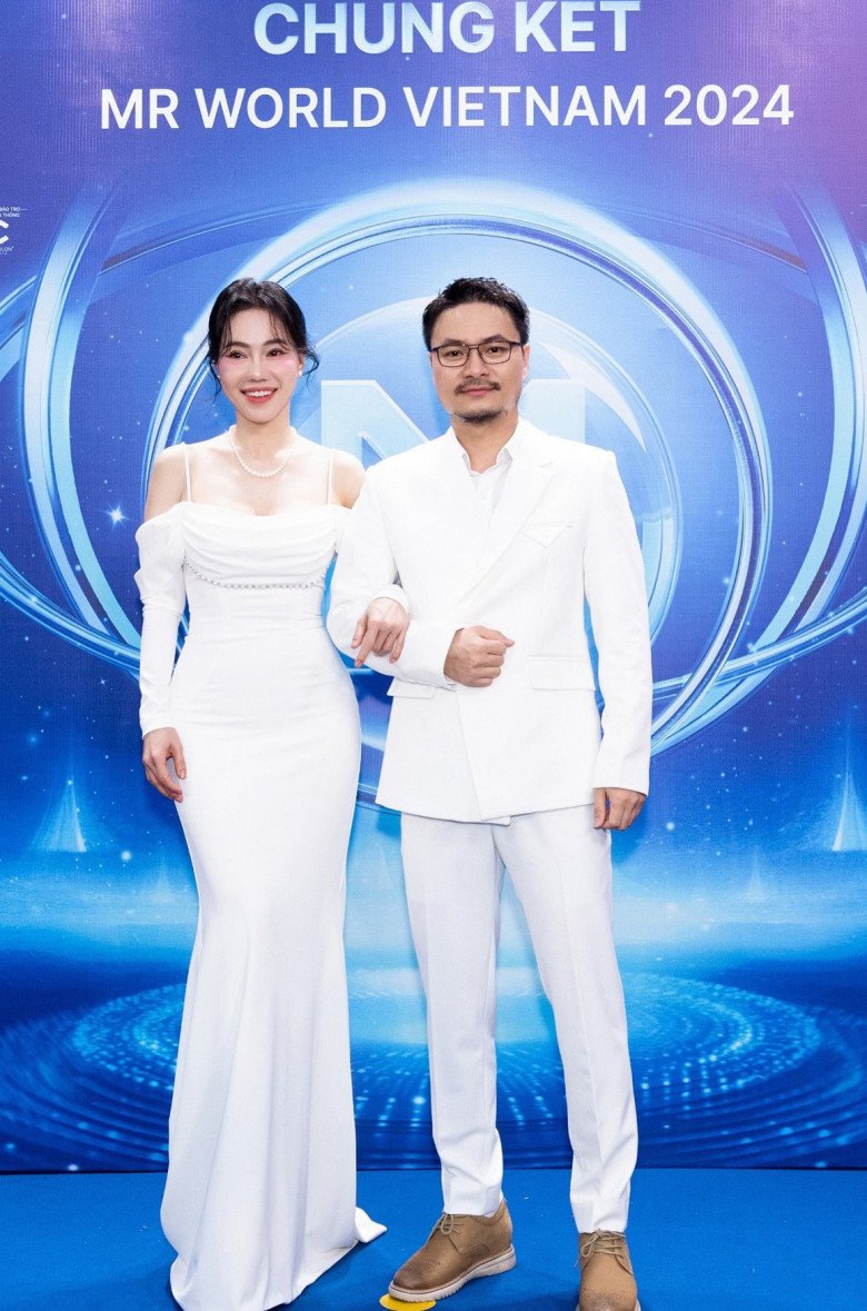 Chủ tịch cuộc thi bà Phạm Kim Dung cùng ông xã đạo diễn Hoàng Nhật Nam diện trang phục trang nhã màu trắng tinh khôi.