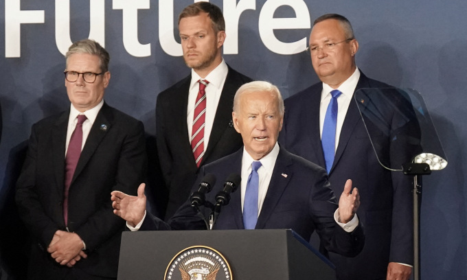 Tổng thống Biden (trước) và lãnh đạo các nước thành viên NATO tại cuộc họp báo ở Washington ngày 11/7. Ảnh: AFP