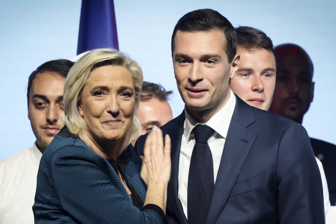 Bà Marine Le Pen (trái) và Chủ tịch RN Jordan Bardella tại một cuộc họp ở Paris, Pháp ngày 2/6. Ảnh: AP