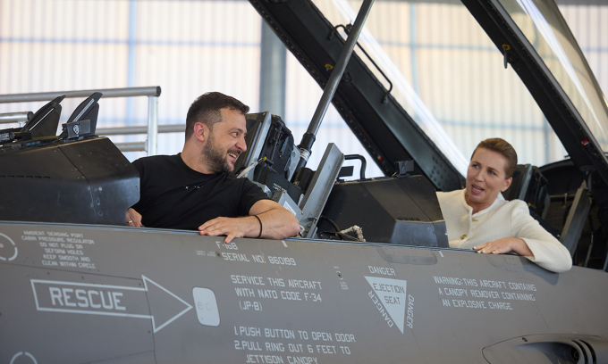 Tổng thống Ukraine Volodymyr Zelensky (trái) cùng Thủ tướng Đan Mạch Mette Frederiksen ngồi trên F-16 tại căn cứ Skrydstrup ở Đan Mạch tháng 8/2023. Ảnh: Văn phòng Tổng thống Ukraine