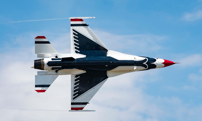 Tiêm kích F-16 Mỹ bay trình diễn tại triển lãm hàng không ở bang Ohio hồi tháng 6. Ảnh: Không quân Mỹ