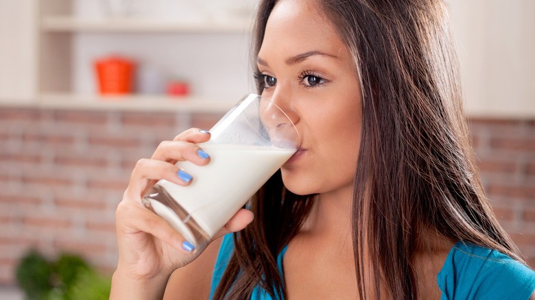 Uống sữa không điều độ có thể khiến da dễ nổi mụn. (Ảnh minh họa)