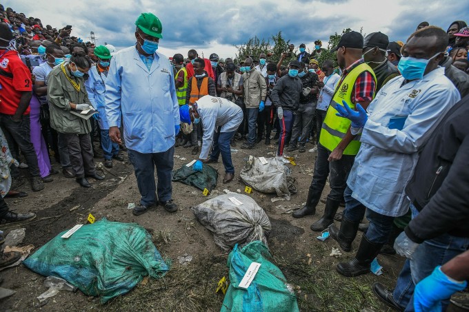 Giới chức thu thập 10 thi thể ở bãi rác Mukuru, Kenya, ngày 13/7. Ảnh: AFP