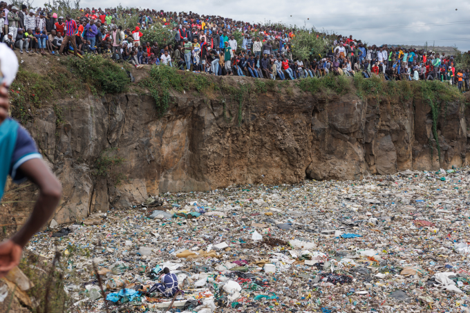 Biển người theo dõi các tình nguyện viên tìm kiếm thêm thi thể ở bãi rác Kenya, ngày 14/7. Ảnh: AFP