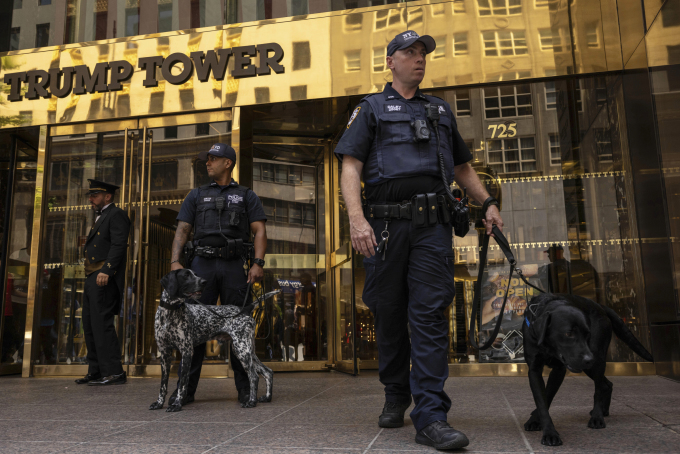 Cảnh sát New York bảo vệ ngoài Tháp Trump ngày 14/7. Ảnh: AP