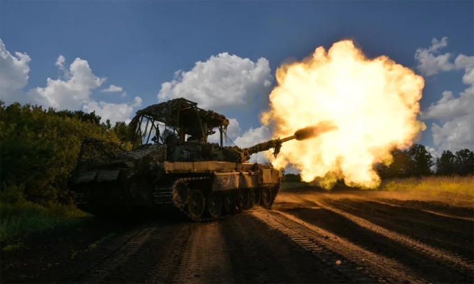 Xe tăng Nga nã pháo vào vị trí Ukraine ngày 1/6. Ảnh: BQP Nga