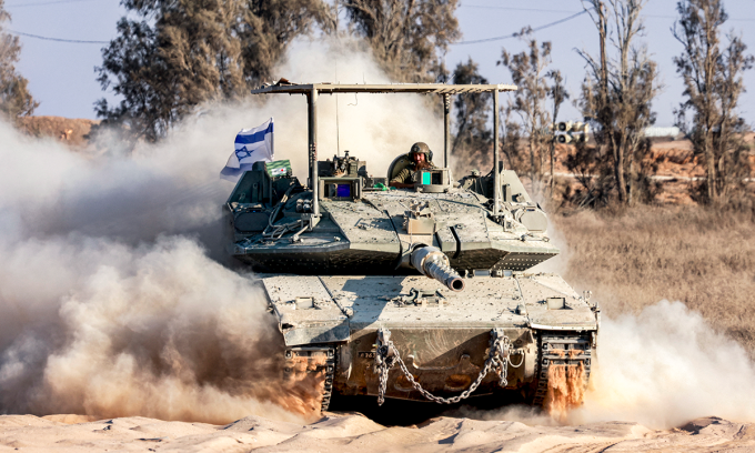 Xe tăng Israel di chuyển dọc biên giới Israel - Gaza. Ảnh: AFP