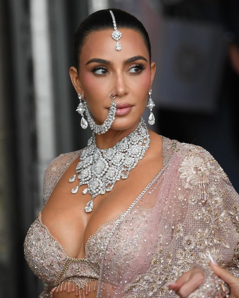 Kim Kardashian dát đầy kim cương và ngọc trai lên người, xuất hiện đến đâu là lấp lánh đến đó.