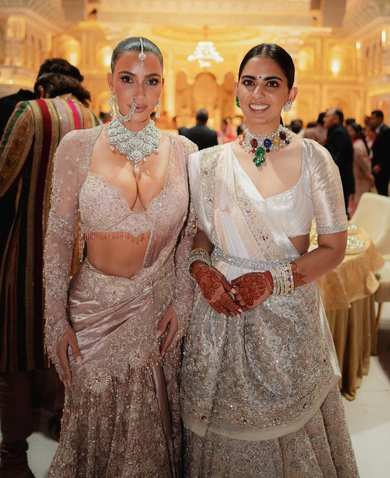 Phong cách thời trang của ngôi sao Mỹ phóng khoáng và khoe da thịt hơn rất nhiều so với sự nền nã của các mỹ nhân Ấn Độ.