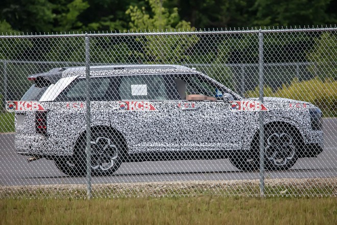Hyundai Palisade 2026 lộ diện rõ nét hơn ngoài đời thực: Thiết kế 'mượt' hơn Santa Fe, có nét giống Range Rover- Ảnh 4.
