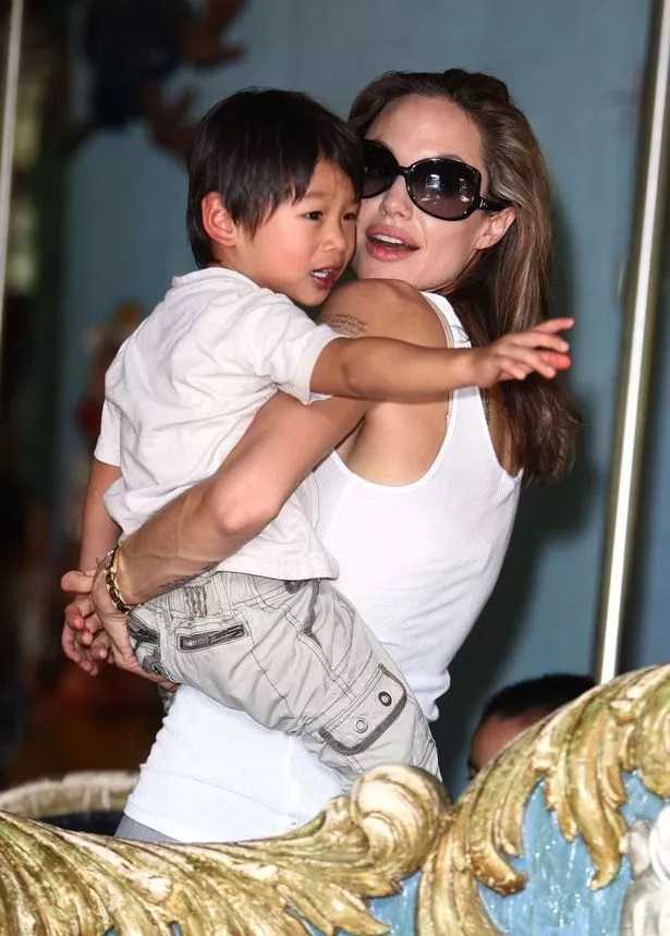 Pax Thiên - cậu con trai nuôi người Việt của Angelina Jolie và Brad Pitt: Cực kỳ thân thiết với mẹ, được truyền thông Hollywood săn đón - Ảnh 4.