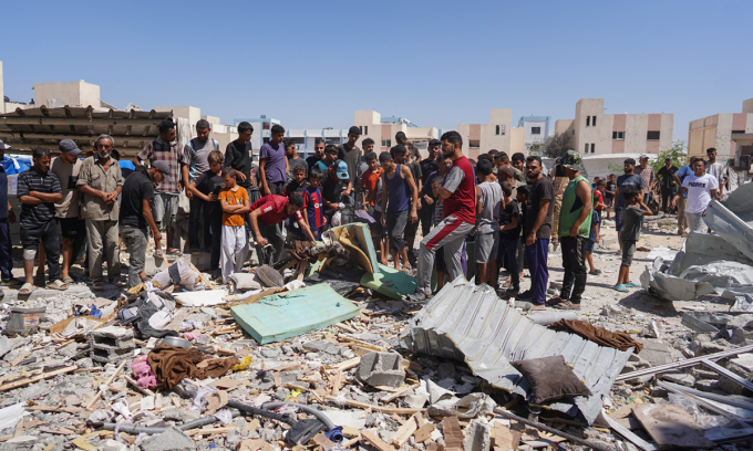 Cảnh đổ nát sau một cuộc oanh tạc của Israel ở Khan Younis, Gaza, ngày 16/7. Ảnh: AFP