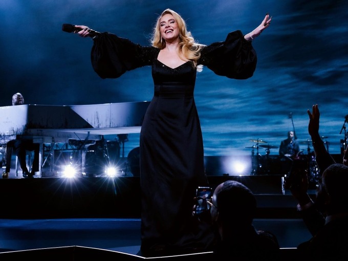 Ca sĩ Adele trên sân khấu tại Las Vegas hồi tháng 2. Ảnh: Instagram Adele