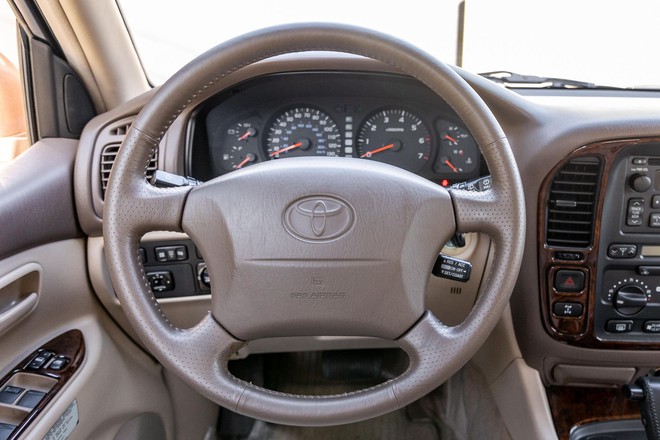 Sản xuất cách đây hơn 26 năm, chiếc Toyota Land Cruiser chạy gần 11.500 km này vẫn có giá gần 2 tỷ đồng- Ảnh 8.