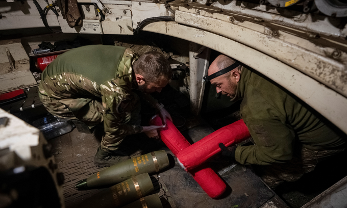 Thành viên Lữ đoàn 92 Ukraine lắp đạn vào pháo tự hành M109 gần Vovchansk hôm 20/5. Ảnh: Reuters