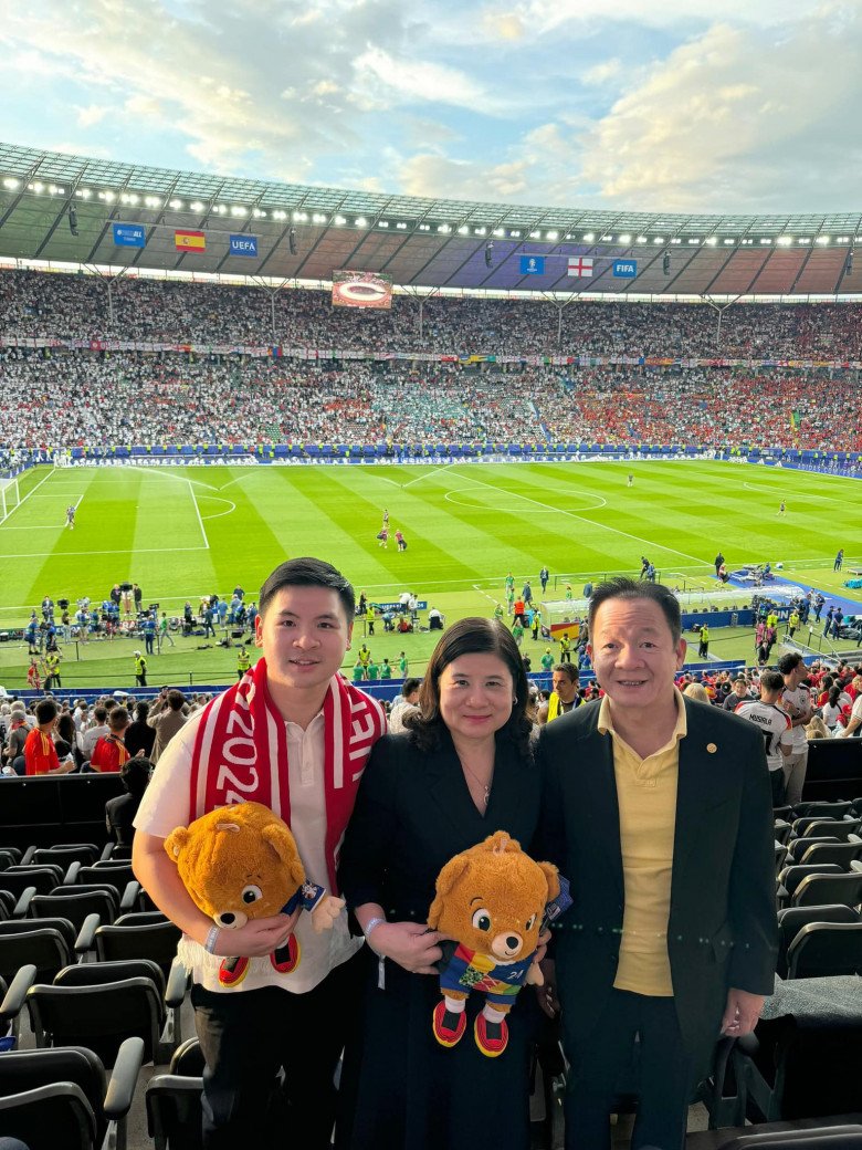 Chủ tịch Đỗ Vinh Quang và vợ chồng Bầu Hiển vừa có chuyến đi châu Âu xem trận Chung kết Euro 2024.