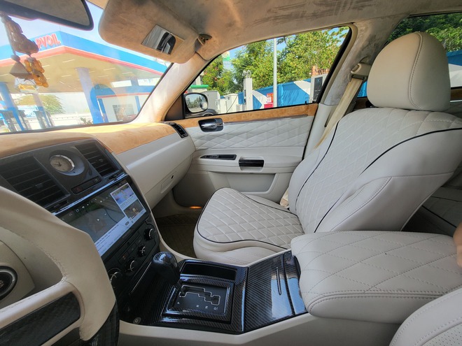 Rao Chrysler 300 giá chưa đến 400 triệu đồng, người bán chia sẻ: ‘Êm như Maybach, bao chạy đường xa’- Ảnh 6.