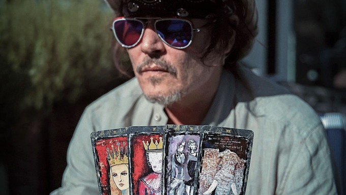 Johnny Depp bên bốn tác phẩm cỡ nhỏ. Ảnh: Pantheon Art