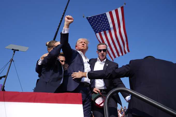 Cựu tổng thống Donald Trump giơ nắm tay sau khi bị ám sát hụt tại Butler, bang Pennsylvania ngày 13/7. Ảnh: AP