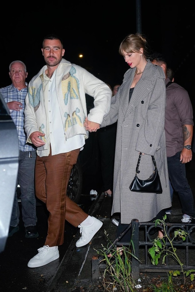 Travis Kelce nắm tay Taylor Swift trong một buổi hẹn hò. Ảnh: GC Images