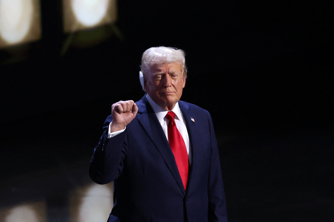 Cựu tổng thống Mỹ Donald Trump trên sân khấu Đại hội Toàn quốc đảng Cộng hòa ở Milwaukee, Wisconsin, ngày 18/7. Ảnh: AFP