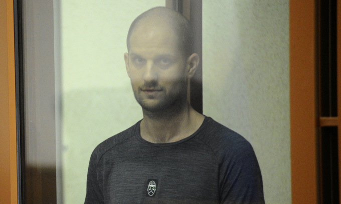 Evan Gershkovich trong phiên xử và kết án ở Tòa án tỉnh Sverdlovsk hôm 19/7. Ảnh: Reuters
