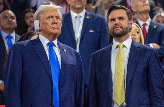 Ông Trump (trái) và ông JD Vance tại đại hội đảng Cộng hòa ở thành phố Milwaukee, bang Wisconsin ngày 16/7. Ảnh: AFP