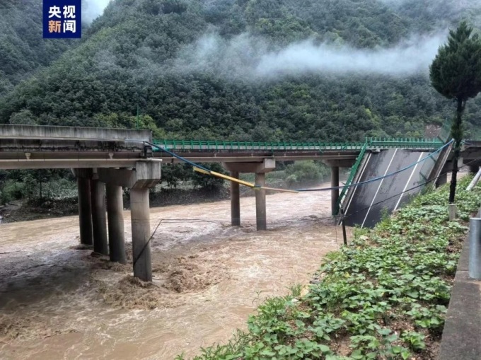 Cầu sập do mưa lũ ở thành phố Thương Lạc, tỉnh Thiểm Tây, tây bắc Trung Quốc ngày 20/7. Ảnh: CCTV