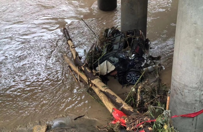 Chiếc xe rơi xuống sông sau vụ sập cầu ở thành phố Thương Lạc, tỉnh Thiểm Tây, tây bắc Trung Quốc. Ảnh: CCTV