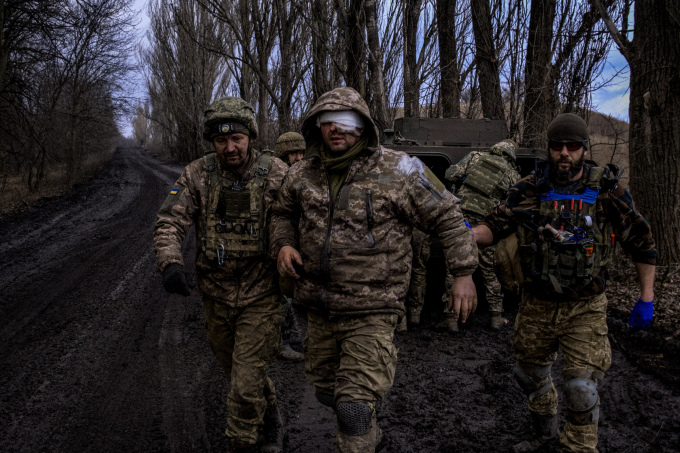 Quân y Ukraine sơ tán người lính bị thương khỏi tiền tuyến gần Bakhmut hồi tháng 3/2023. Ảnh: AFP