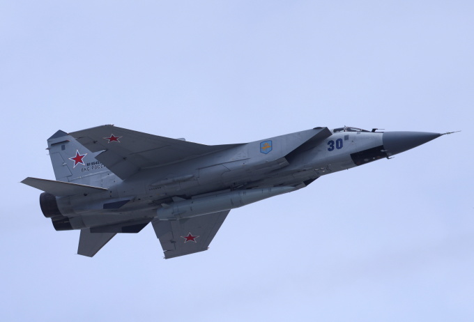 Phi cơ MiG-31 của Nga bay phía trên Quảng trường Đỏ, thủ đô Moskva ngày 7/5/2022. Ảnh: Reuters