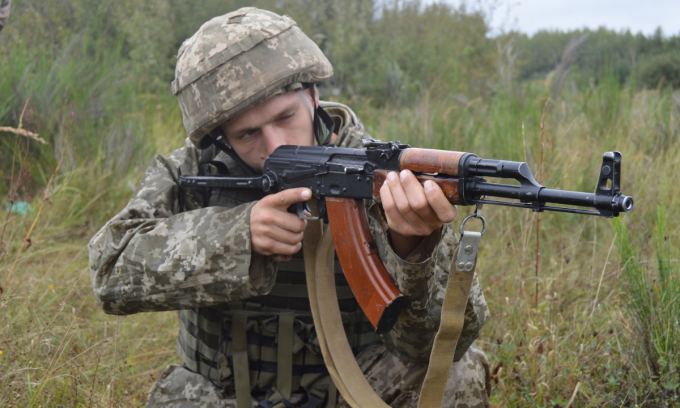Binh sĩ Ukraine cầm súng AKM. Ảnh: BQP Ukraine