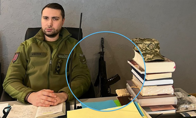 Súng AK-12 của Nga trong văn phòng của lãnh đạo Tổng cục Tình báo Quân đội Ukraine Kyrylo Budanov tháng 3/2022. Ảnh: GUR