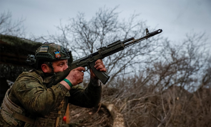 Binh sĩ Ukraine bắn súng AK-74M tại khu vực gần Bakhmut, tỉnh Donetsk hồi tháng 3. Ảnh: Reuters