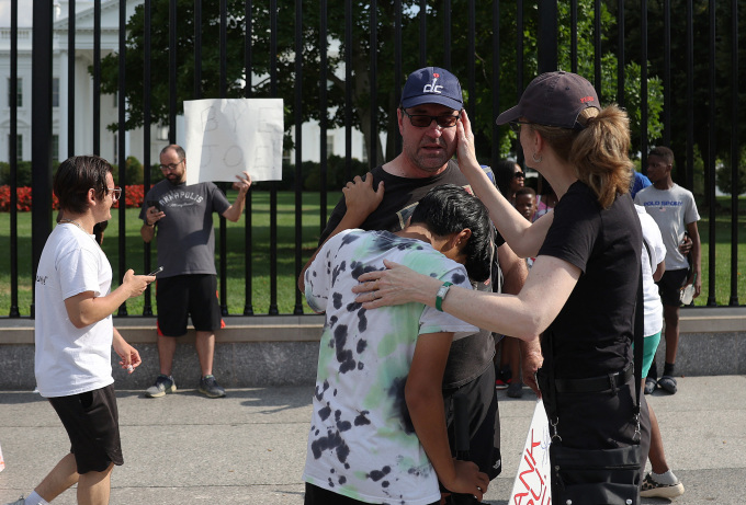 Cử tri cầm những tấm biểu ngữ có dòng chữ Cám ơn, Joe, Tạm biệt, Joe trước cổng Nhà Trắng ngày 21/7. Ảnh: AFP