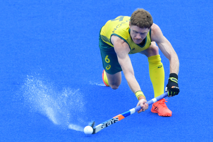 VĐV khúc côn cầu Australia Matthew Dawson trong trận gặp Argentina ở Olympic Tokyo 2020. Ảnh: AFP