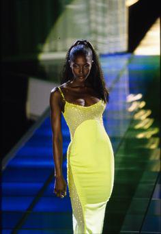 Phong cách xanh lá từng là tâm điểm của sàn diễn bởi các siêu mẫu thập niên 90s như Naomi, Kate Moss...